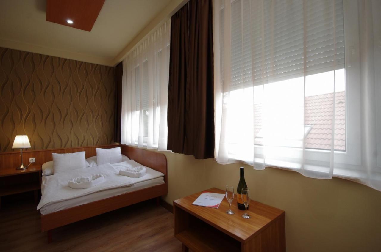 Aqua Hotel Gyula Extérieur photo