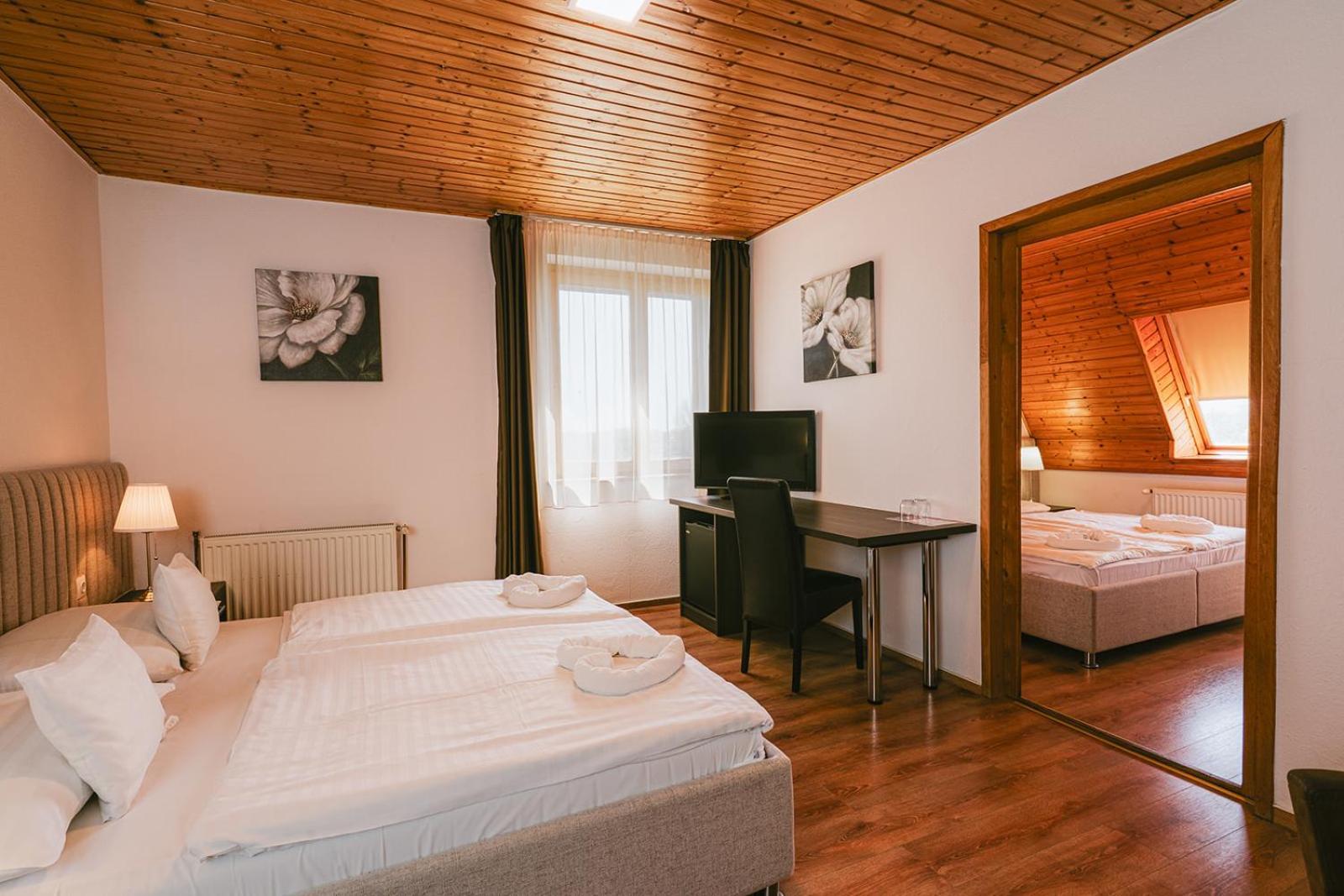 Aqua Hotel Gyula Extérieur photo