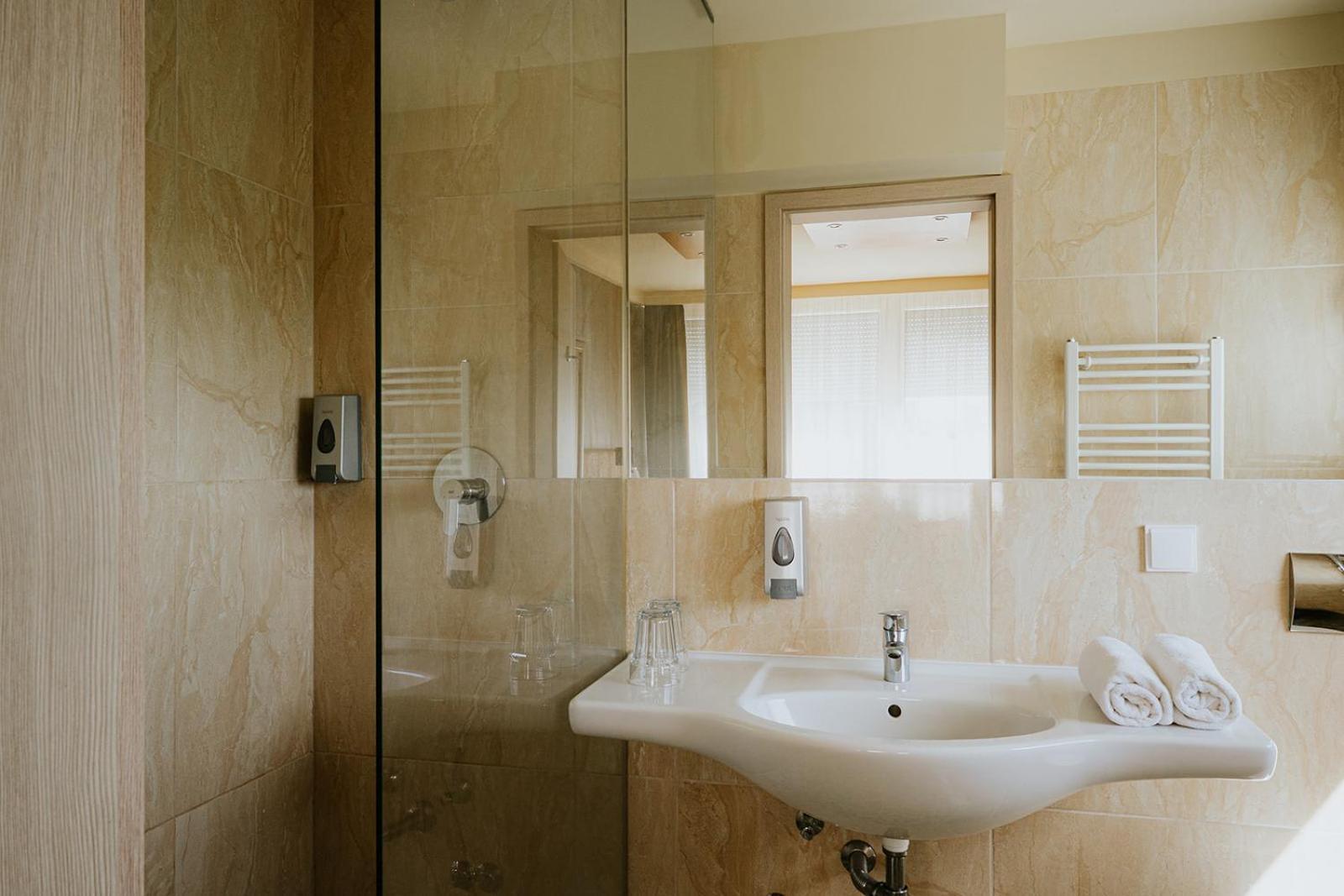 Aqua Hotel Gyula Extérieur photo