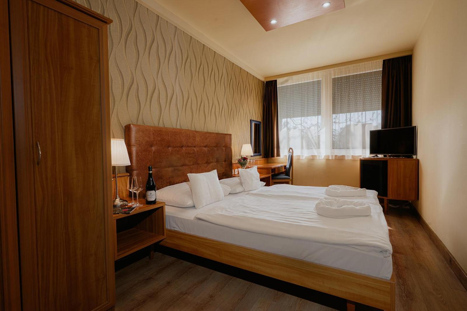 Aqua Hotel Gyula Extérieur photo