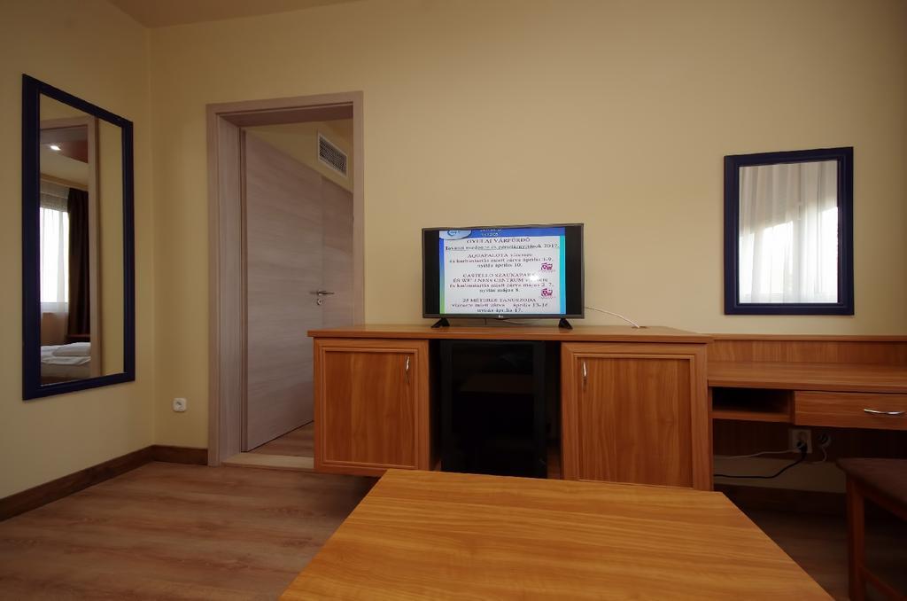 Aqua Hotel Gyula Extérieur photo