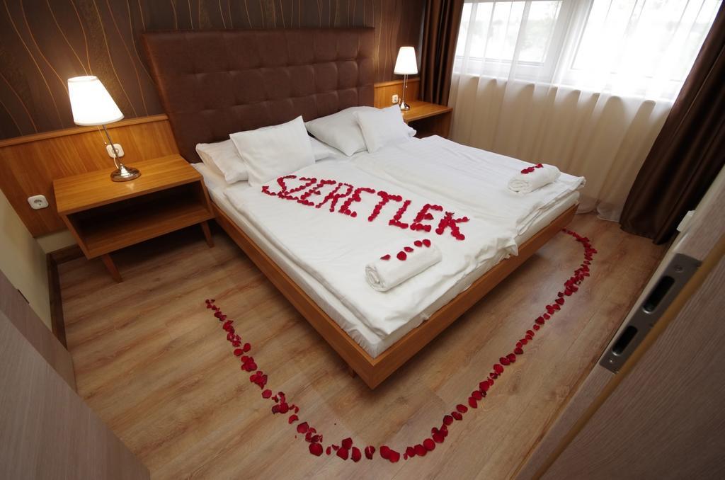 Aqua Hotel Gyula Extérieur photo