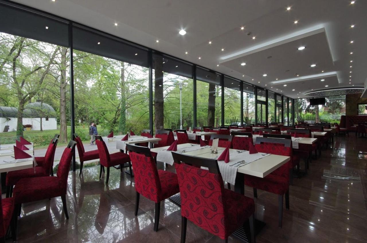 Aqua Hotel Gyula Extérieur photo